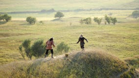 Dwa wojownika Viking walczą z kordzikami zbiory Dwa wojownika Viking walczą z kordzikami zbiory