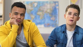 Dwa zanudzali student collegu ogląda dzienną tv operę mydlaną i je popkorn zbiory wideo Dwa zanudzali student collegu ogląda dzienną tv operę mydlaną i je popkorn zbiory wideo