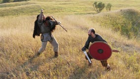 Dwa średniowiecznego wojownika Viking walczą z kordzikami i osłonami zdjęcie wideo Dwa średniowiecznego wojownika Viking walczą z kordzikami i osłonami zdjęcie wideo