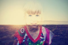 Dwoistego ujawnienia wizerunek blondynki dziewczyna i lato zmierzch troszkę; retro styele Zdjęcia Stock Dwoistego ujawnienia wizerunek blondynki dziewczyna i lato zmierzch troszkę; retro styele Zdjęcia Stock