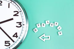 Dyslexie- und Lesewörter mit einer großen Uhr lizenzfreie stockfotografie Dyslexie- und Lesewörter mit einer großen Uhr lizenzfreie stockfotografie