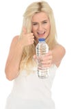 Dysponowana Zdrowa Pozytywna Szczęśliwa Młoda blondynki kobieta Trzyma butelkę woda mineralna zdjęcie stock Dysponowana Zdrowa Pozytywna Szczęśliwa Młoda blondynki kobieta Trzyma butelkę woda mineralna zdjęcie stock