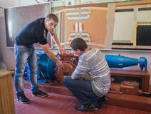 Dzerzhinsk, Ukraine - 14. September 2012: Student und Lehrer an Fachhochschule stockfotos Dzerzhinsk, Ukraine - 14. September 2012: Student und Lehrer an Fachhochschule stockfotos