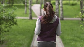 Działająca dziewczyna Młoda atleta biega przez lato parka, widok od plecy Kamera podąża modela wolny zdjęcie wideo Działająca dziewczyna Młoda atleta biega przez lato parka, widok od plecy Kamera podąża modela wolny zdjęcie wideo