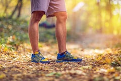 Działający sport sprawności fizycznej mężczyzna Zamyka w górę męskich nóg i butów człowieku zdjęcie stock Działający sport sprawności fizycznej mężczyzna Zamyka w górę męskich nóg i butów człowieku zdjęcie stock