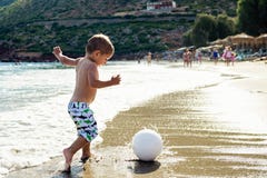 Dzieci bawią się z piłką na plaży zdjęcie stock Dzieci bawią się z piłką na plaży zdjęcie stock