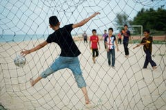 Dzieci bawić się plażowego futbol przy Setiu, Terengganu, Malezja Dzieci bawić się plażowego futbol przy Setiu, Terengganu, Malezja