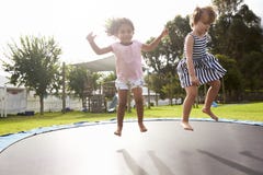 Dzieci Przy Montessori szkołą Ma zabawę Na Plenerowym Trampoline fotografia royalty free Dzieci Przy Montessori szkołą Ma zabawę Na Plenerowym Trampoline fotografia royalty free