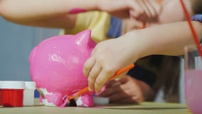 Dzieci radośnie farby prosiątka bank szczęśliwy dzieciństwa pojęcie zbiory Dzieci radośnie farby prosiątka bank szczęśliwy dzieciństwa pojęcie zbiory
