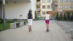 Dzieci uczą się jechać hulajnoga na pogodnym letnim dniu Dzieciak sztuka outdoors z hulajnoga Aktywny czas wolny i plenerowy spor zbiory Dzieci uczą się jechać hulajnoga na pogodnym letnim dniu Dzieciak sztuka outdoors z hulajnoga Aktywny czas wolny i plenerowy spor zbiory