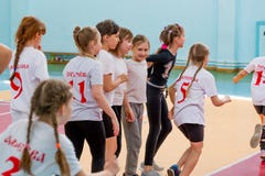 Dzieciaki indoors trenuje przed handball rywalizacją Sporty i fizyczna aktywność Trenować i zdjęcie royalty free Dzieciaki indoors trenuje przed handball rywalizacją Sporty i fizyczna aktywność Trenować i zdjęcie royalty free