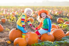 Dzieciaki podnosi banie na Halloweenowej dyniowej łacie zdjęcia royalty free Dzieciaki podnosi banie na Halloweenowej dyniowej łacie zdjęcia royalty free