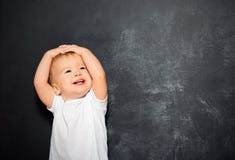 Dziecka dziecko i pusty Blackboard zdjęcie stock Dziecka dziecko i pusty Blackboard zdjęcie stock