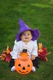 dziecka Halloween uśmiechnięta czarownica obrazy stock dziecka Halloween uśmiechnięta czarownica obrazy stock