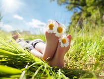 Dziecka lying on the beach w łąkowy relaksować w lata świetle słonecznym