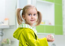 Dziecko dziewczyna myje ona ręki ochrania od zarazków obraz stock Dziecko dziewczyna myje ona ręki ochrania od zarazków obraz stock