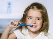 Dziecko dziewczyny cleaning zęby z toothbrush obrazy royalty free Dziecko dziewczyny cleaning zęby z toothbrush obrazy royalty free