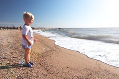 dziecko na plaży szczęśliwy gram fotografia stock dziecko na plaży szczęśliwy gram fotografia stock