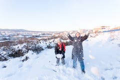 Dziecko rzuca up śnieg na śnieżnym dniu w Istanbu obraz stock Dziecko rzuca up śnieg na śnieżnym dniu w Istanbu obraz stock