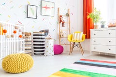 Dziecko sypialnia z żółtym pouf fotografia stock Dziecko sypialnia z żółtym pouf fotografia stock