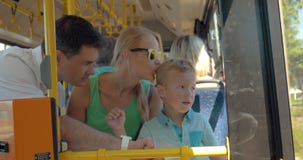 Dziecko używa ojca smartwatch podczas autobusowej przejażdżki zdjęcie wideo Dziecko używa ojca smartwatch podczas autobusowej przejażdżki zdjęcie wideo