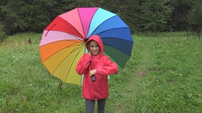 Dziecko w deszczu, dzieciaka Bawić się Plenerowy w Parkowej dziewczyny Przędzalnianym parasolu na Padać dzień fotografia royalty free Dziecko w deszczu, dzieciaka Bawić się Plenerowy w Parkowej dziewczyny Przędzalnianym parasolu na Padać dzień fotografia royalty free