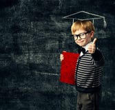 Dziecko W Wieku Szkolnym edukaci książka, dzieciak w szkłach z dyplomem Zdjęcia Royalty Free Dziecko W Wieku Szkolnym edukaci książka, dzieciak w szkłach z dyplomem Zdjęcia Royalty Free