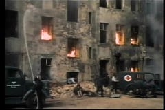 Dziejowy reenactment mężczyzna gasi ogienia podczas drugiej wojny światowa zbiory Dziejowy reenactment mężczyzna gasi ogienia podczas drugiej wojny światowa zbiory