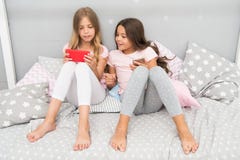 Dziewczyn siostr odzieży piżama ruchliwie z smartphones Dzieci w piżama antrakcie z smartphones Zastosowanie dla dzieciak zabawy fotografia royalty free Dziewczyn siostr odzieży piżama ruchliwie z smartphones Dzieci w piżama antrakcie z smartphones Zastosowanie dla dzieciak zabawy fotografia royalty free