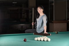 Dziewczyna bawić się billiards kobieta trzyma wskazówka kij fotografia royalty free Dziewczyna bawić się billiards kobieta trzyma wskazówka kij fotografia royalty free