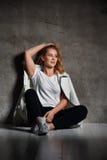dziewczyna blisko biel ściany moda modnisia kobieta siedzi podłogi fotografia stock dziewczyna blisko biel ściany moda modnisia kobieta siedzi podłogi fotografia stock