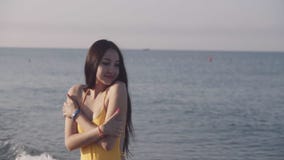 Dziewczyna chodzi bosego wzdłuż seashore zbiory wideo Dziewczyna chodzi bosego wzdłuż seashore zbiory wideo