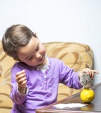 dziewczyna chomik jej mały zdjęcie stock dziewczyna chomik jej mały zdjęcie stock