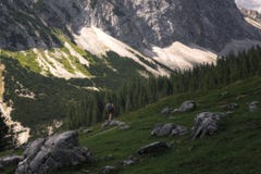 Dziewczyna cieszy się widoki natura Tyrol zdjęcia stock Dziewczyna cieszy się widoki natura Tyrol zdjęcia stock