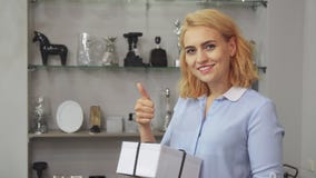 Dziewczyna jest szczęśliwa z jej zakupem zbiory wideo Dziewczyna jest szczęśliwa z jej zakupem zbiory wideo