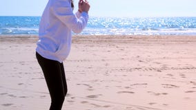 Dziewczyna kucnięcia na dennych piasek plaży sprawności fizycznej plenerowego sporta ćwiczeniach na szkoleniu zbiory Dziewczyna kucnięcia na dennych piasek plaży sprawności fizycznej plenerowego sporta ćwiczeniach na szkoleniu zbiory