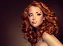 Dziewczyna model z długim kędzierzawym czerwonym włosy zdjęcie stock Dziewczyna model z długim kędzierzawym czerwonym włosy zdjęcie stock