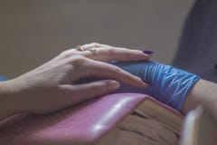 Dziewczyna na manicurze Mistrz zakrywa gwoździa gel połysk kosmetyczne procedury zdjęcia royalty free Dziewczyna na manicurze Mistrz zakrywa gwoździa gel połysk kosmetyczne procedury zdjęcia royalty free