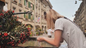 Dziewczyna pije od pije fontanny w ulicach Bern Szwajcaria zbiory Dziewczyna pije od pije fontanny w ulicach Bern Szwajcaria zbiory