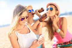 Dziewczyna przyjaciele na pinkinie na plaży fotografia stock Dziewczyna przyjaciele na pinkinie na plaży fotografia stock