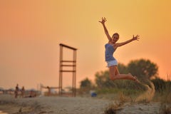 Dziewczyna skacze na plaży
