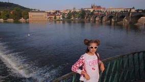 Dziewczyna stojaki na moście na tle Prague zbiory Dziewczyna stojaki na moście na tle Prague zbiory