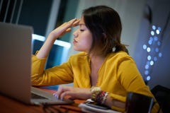 Dziewczyna student collegu Z migreny studiowaniem Przy nocą zdjęcia royalty free Dziewczyna student collegu Z migreny studiowaniem Przy nocą zdjęcia royalty free