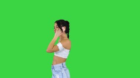 Dziewczyna tanczy wzywającego i aswering telefon na zielonym ekranie, chroma klucz zdjęcie wideo Dziewczyna tanczy wzywającego i aswering telefon na zielonym ekranie, chroma klucz zdjęcie wideo