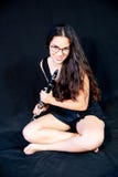 Dziewczyna trzyma jej klarnetu muzycznego instrument Postać przeciw czarnemu tłu obraz stock Dziewczyna trzyma jej klarnetu muzycznego instrument Postać przeciw czarnemu tłu obraz stock