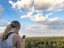 Dziewczyna używa jej telefon obrazy royalty free Dziewczyna używa jej telefon obrazy royalty free