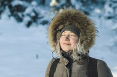 Dziewczyna w ciepłej zimy kurtce z kapiszonem z futerkiem, oczy zamykał, ono uśmiecha się, cieszy się piękną pogodę Zdjęcia Royalty Free Dziewczyna w ciepłej zimy kurtce z kapiszonem z futerkiem, oczy zamykał, ono uśmiecha się, cieszy się piękną pogodę Zdjęcia Royalty Free