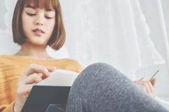 Dziewczyna w pokoju czytał obraz stock Dziewczyna w pokoju czytał obraz stock