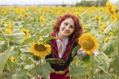 Dziewczyna w tradycyjnej Bułgarskiej sukni w polu słoneczniki zdjęcie stock Dziewczyna w tradycyjnej Bułgarskiej sukni w polu słoneczniki zdjęcie stock