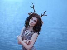 Dziewczyna w wizerunku faun, kostium i makijaż rogacz, fantastyczny charakter duch las w brąz sukni zdjęcia royalty free Dziewczyna w wizerunku faun, kostium i makijaż rogacz, fantastyczny charakter duch las w brąz sukni zdjęcia royalty free